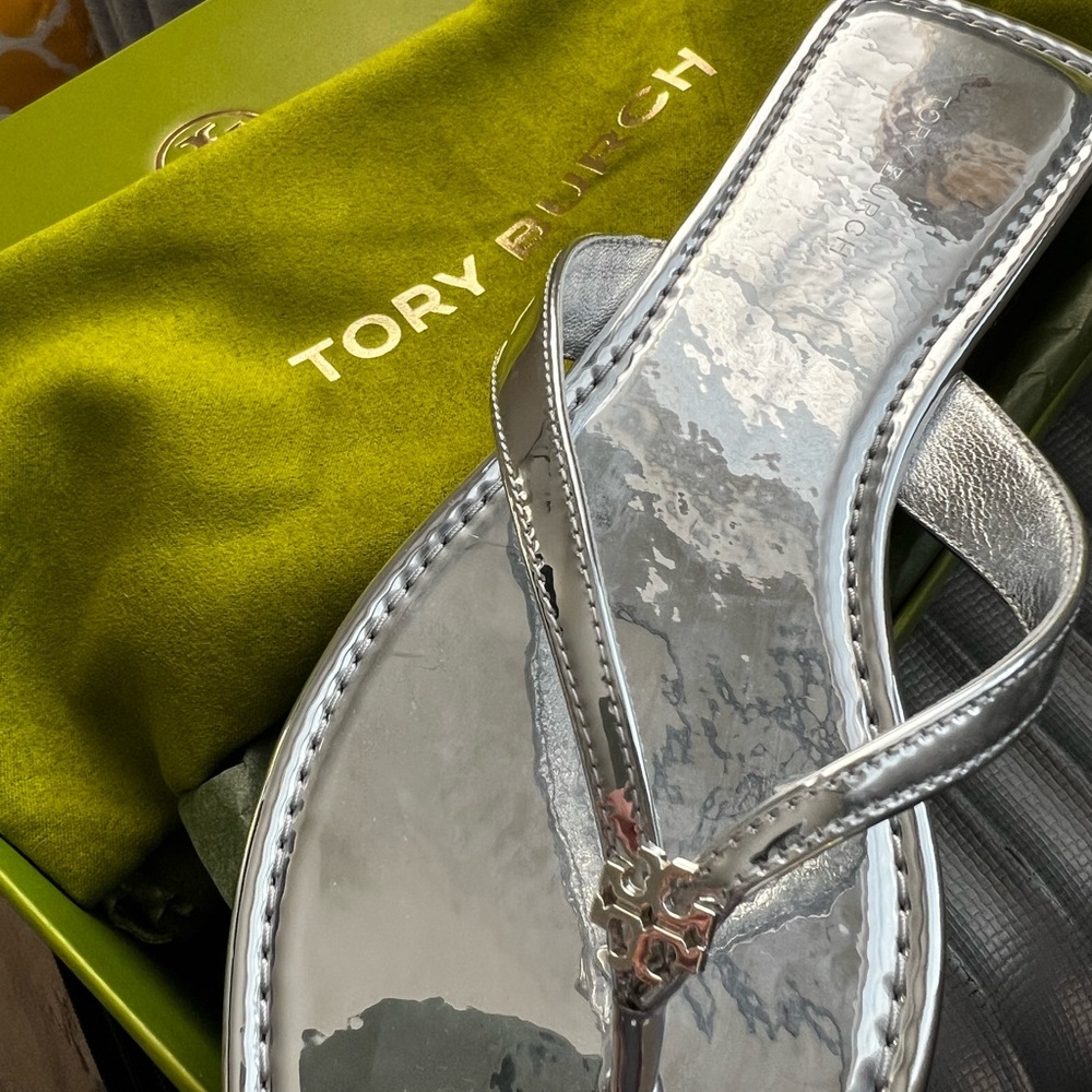 Tory Burch Silver Patent Leather Thong Sandals with Logo Accent